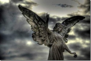 estatuas em cemiterios anjo_thumb[1]