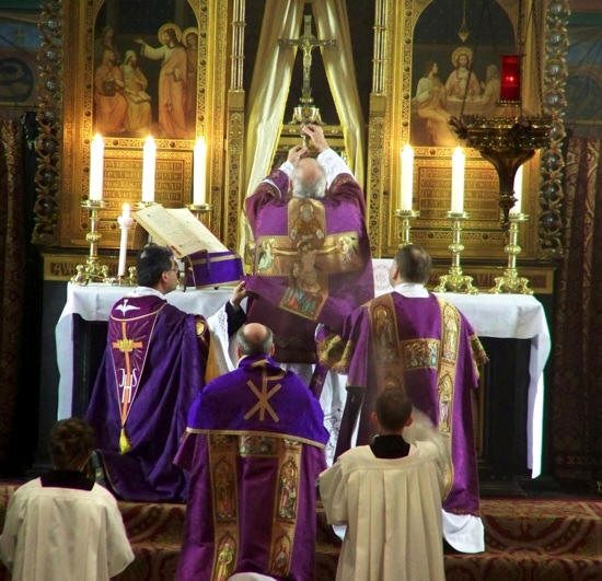 Quando eu era Cristão, frenquetava muito a igreja, um dia passou padre com  a mão dele