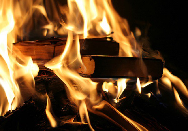 livros-queimando